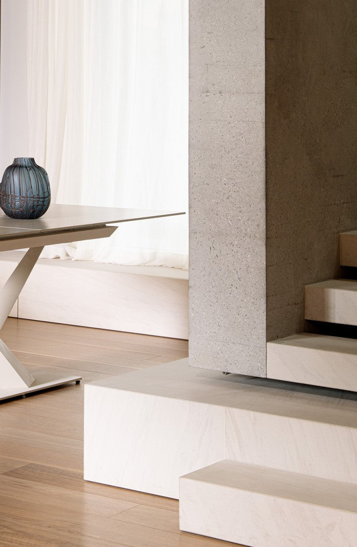 Tavolo allungabile in gres porcellanato effetto marmo 160-200x90 cm