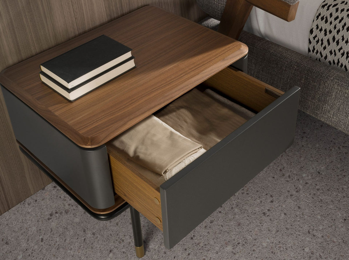Comodino in legno grigio scuro opaco, acciaio nero e piano in noce