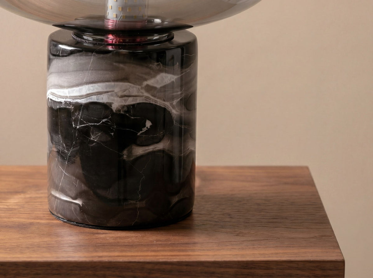 Lampada da tavolo in vetro fumé grigio effetto specchio e marmo porcellanato