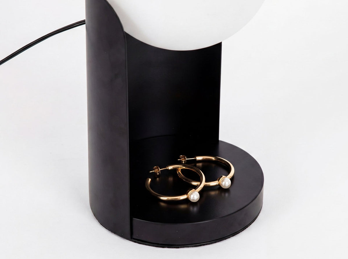 Lampada da tavolo in vetro bianco e acciaio nero