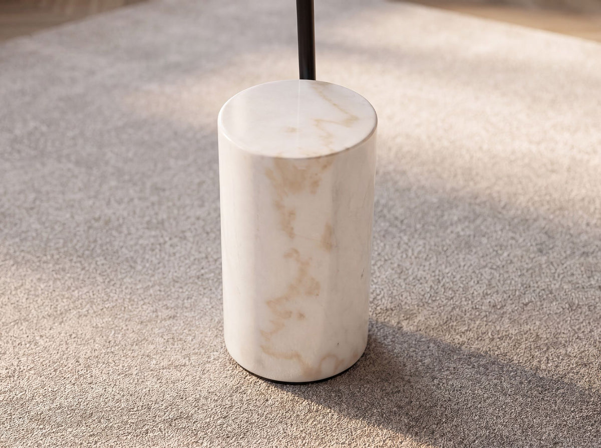Lampada da terra in acciaio nero con base in marmo porcellanato
