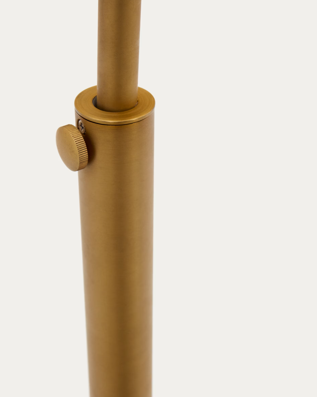 Lampada da terra Madali in metallo con finitura in ottone e marmo bianco