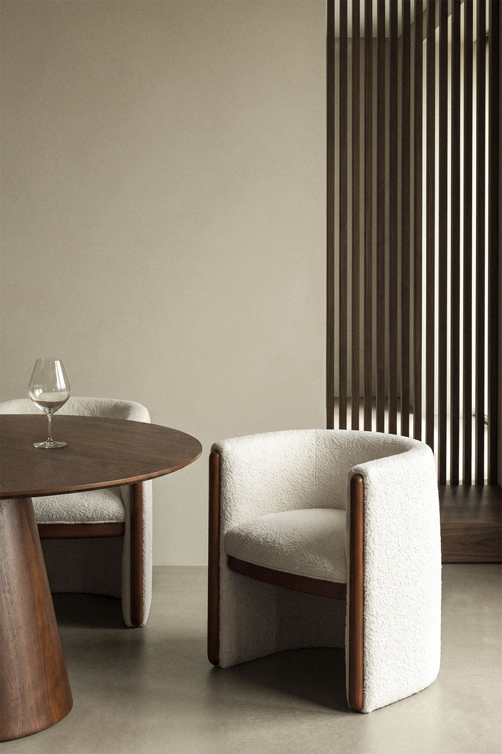 Bekasi - Sedia da pranzo con braccioli in legno e bouclé (Set di 2)