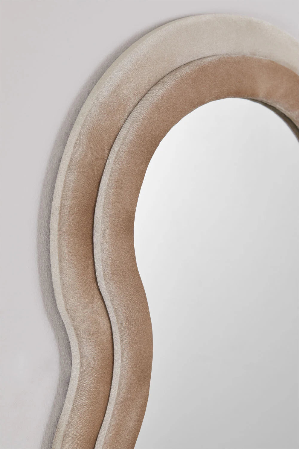 Evelyn - Specchio da parete irregolare 60x160 cm rivestito